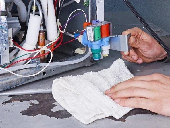 Revisión de válvulas de agua para cambio de filtro de nevera